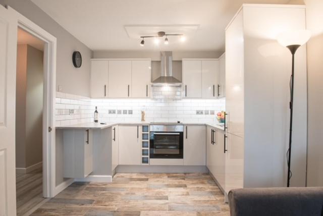 Finchley Contemporary 2 Bed Apartment + Parking Hendon Bagian luar foto