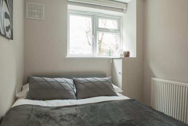 Finchley Contemporary 2 Bed Apartment + Parking Hendon Bagian luar foto